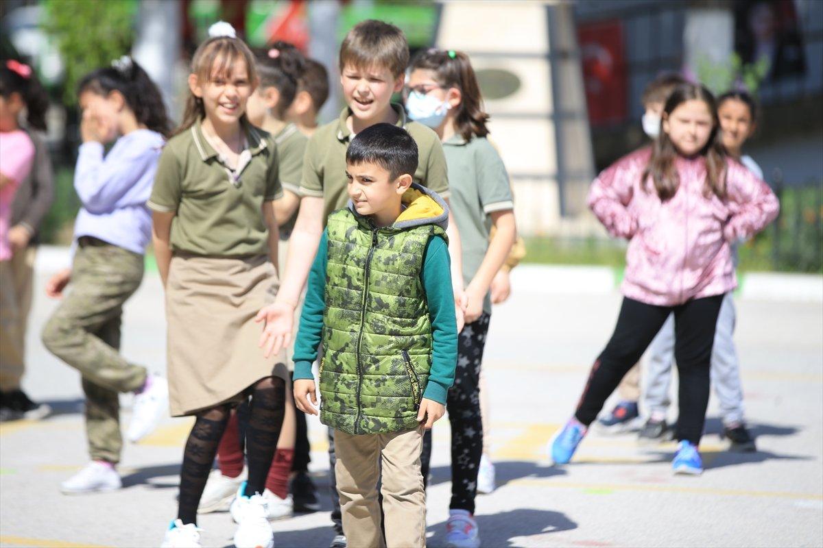 Öğrenciler maskeleri çıkardı