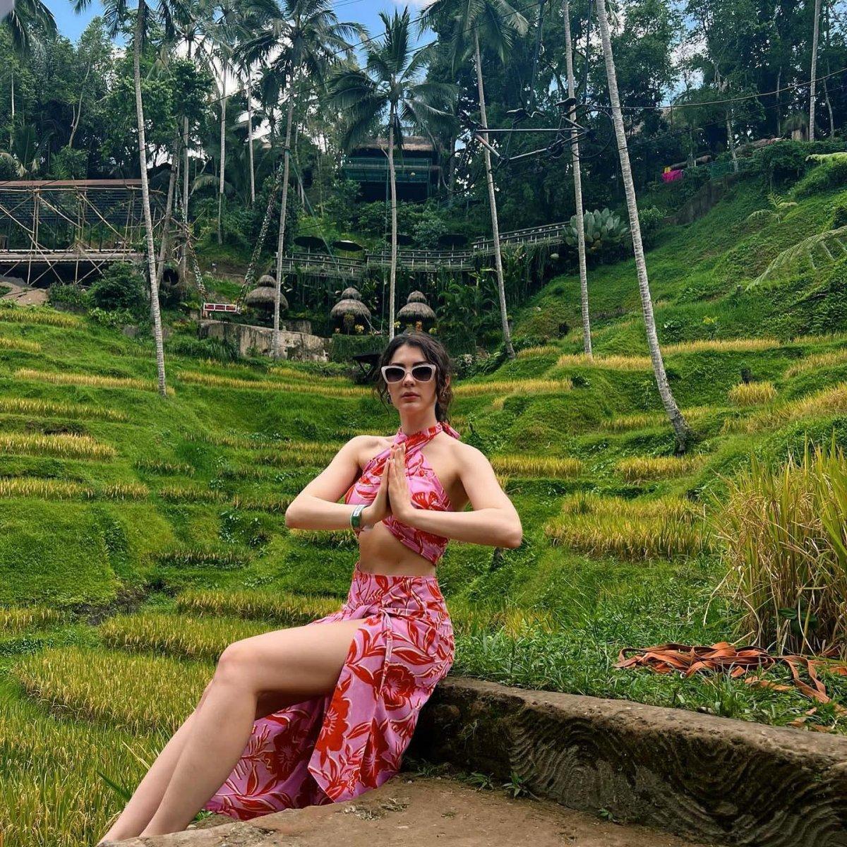 Serkay Tütüncü Burcu Özberk'e yorum yazdı