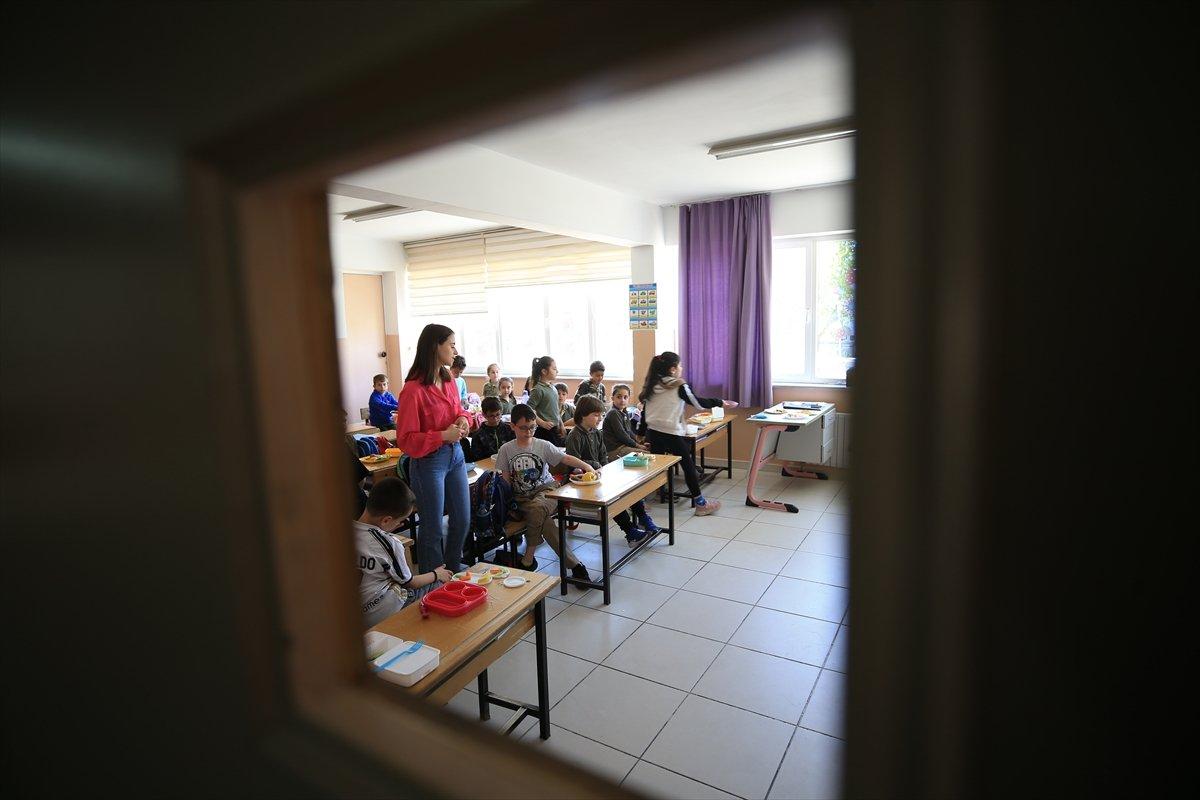 Öğrenciler maskeleri çıkardı