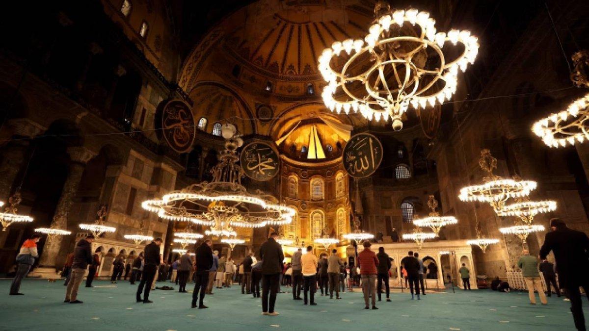 Kadir Gecesi mesajları 2022: Dualı ve ayetli paylaşmalık en güzel Kadir Gecesi kutlama sözleri...