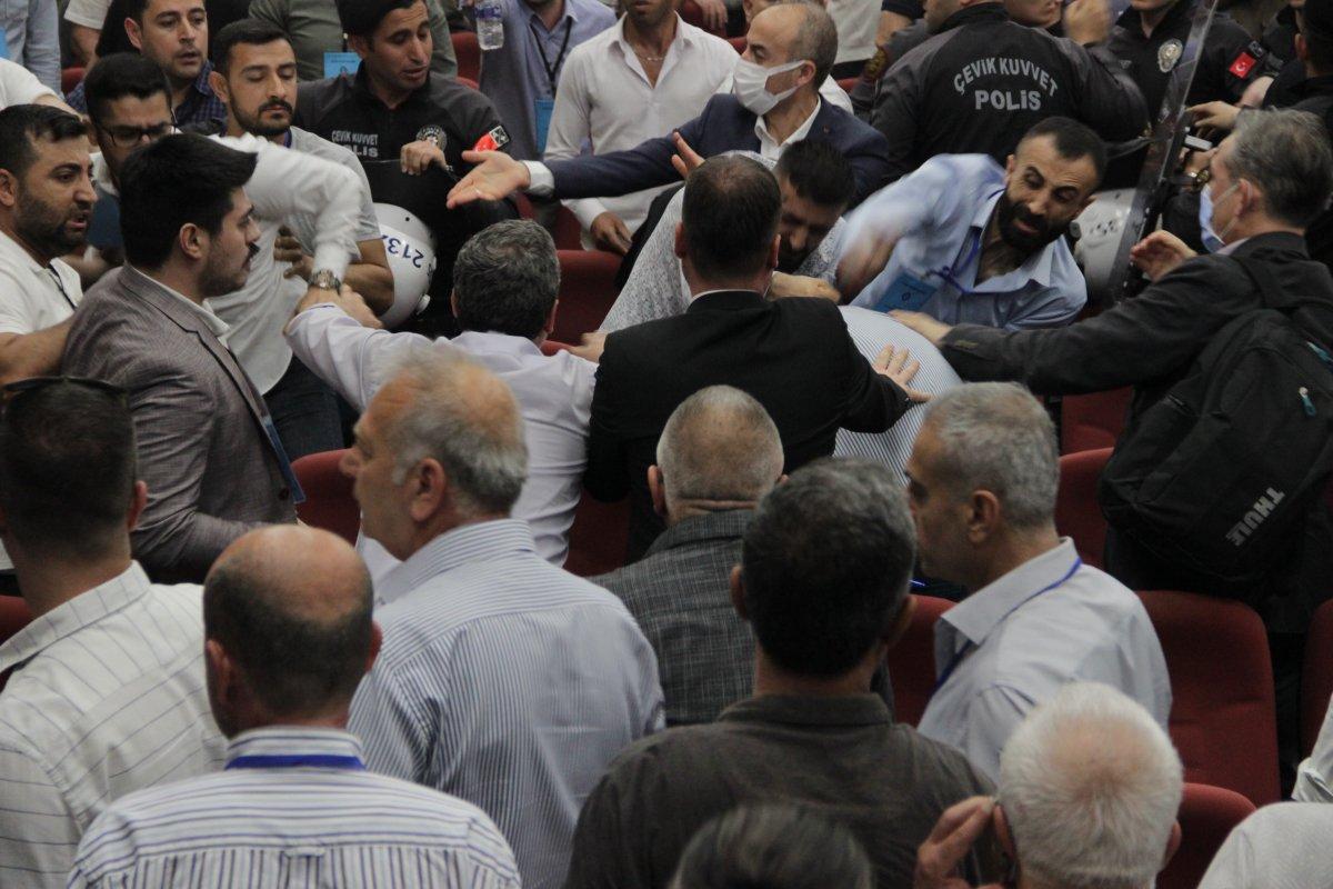 Altay'ın kongresinde kavga çıktı