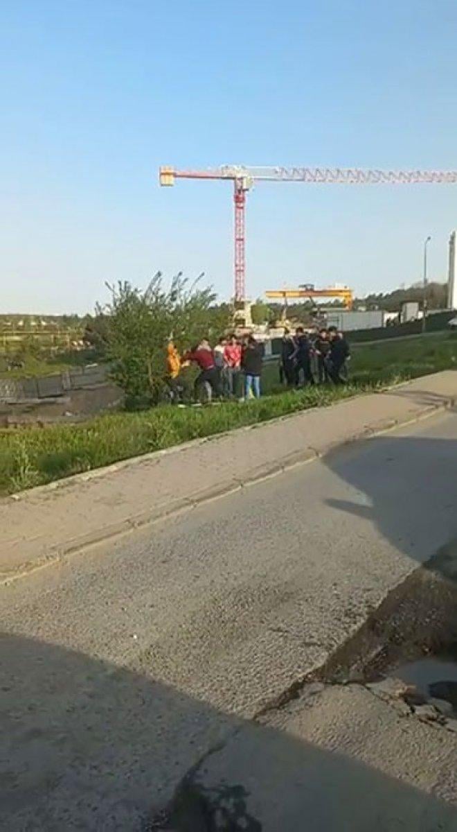 Arnavutköy'de iki grup birbirlerine kaldırım taşı ile saldırdı