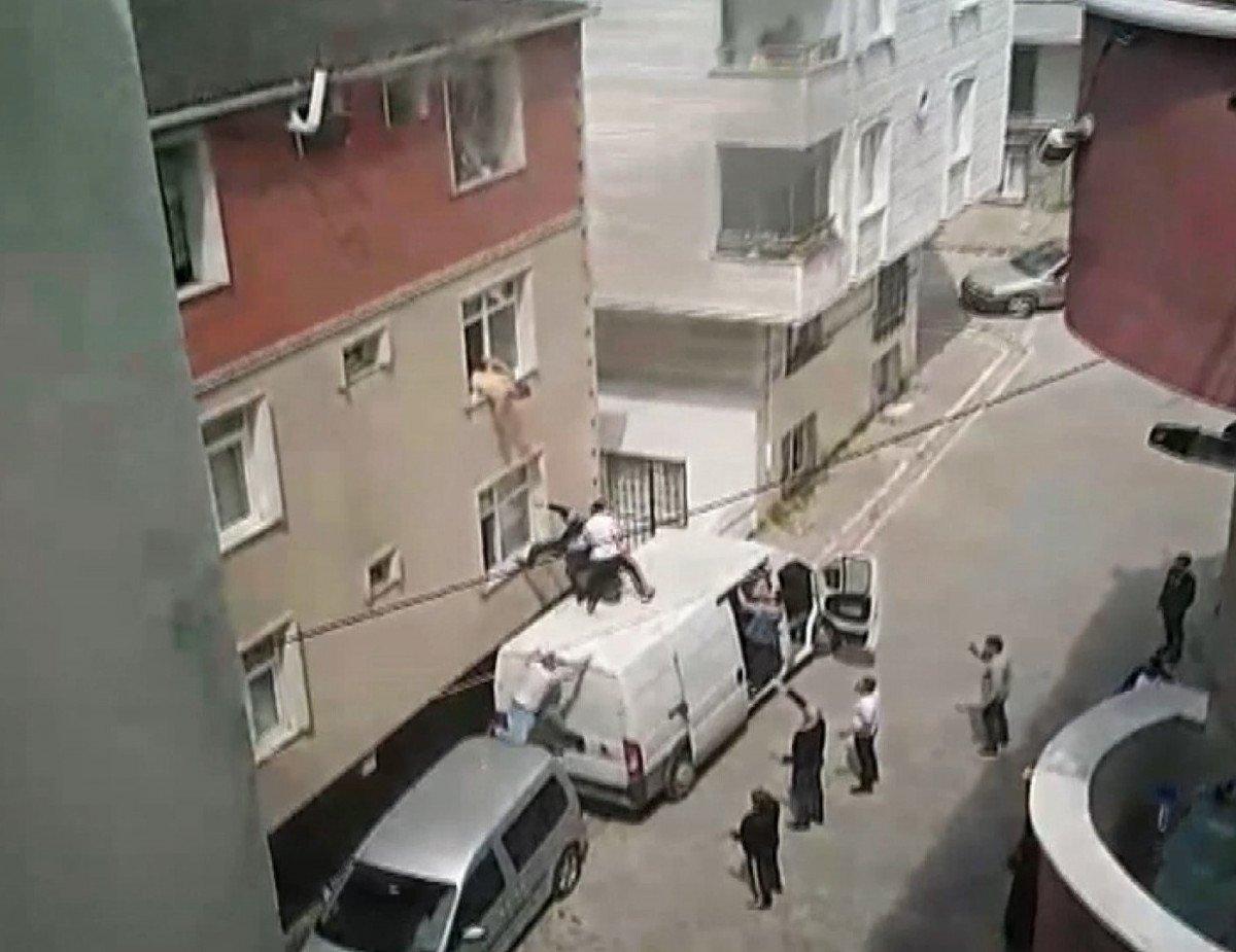 Esenyurt'ta yangın: Mahsur kalanlar araçla kurtarıldı