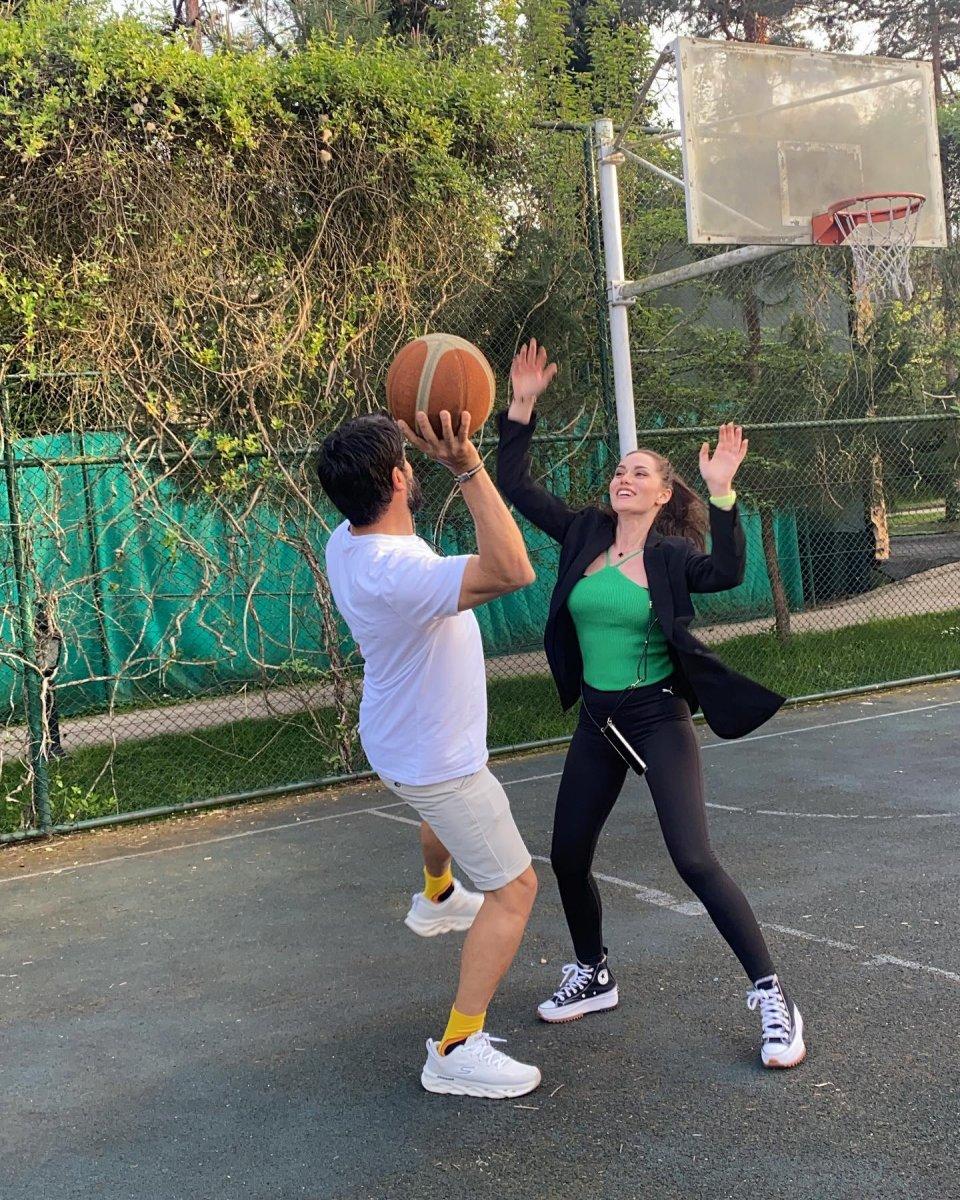 Burak Özçivit ile Fahriye Evcen basketbol maçı yaptı