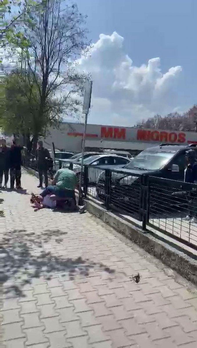 Bolu'da kıskançlık kavgası: Kadının üzerine oturdu