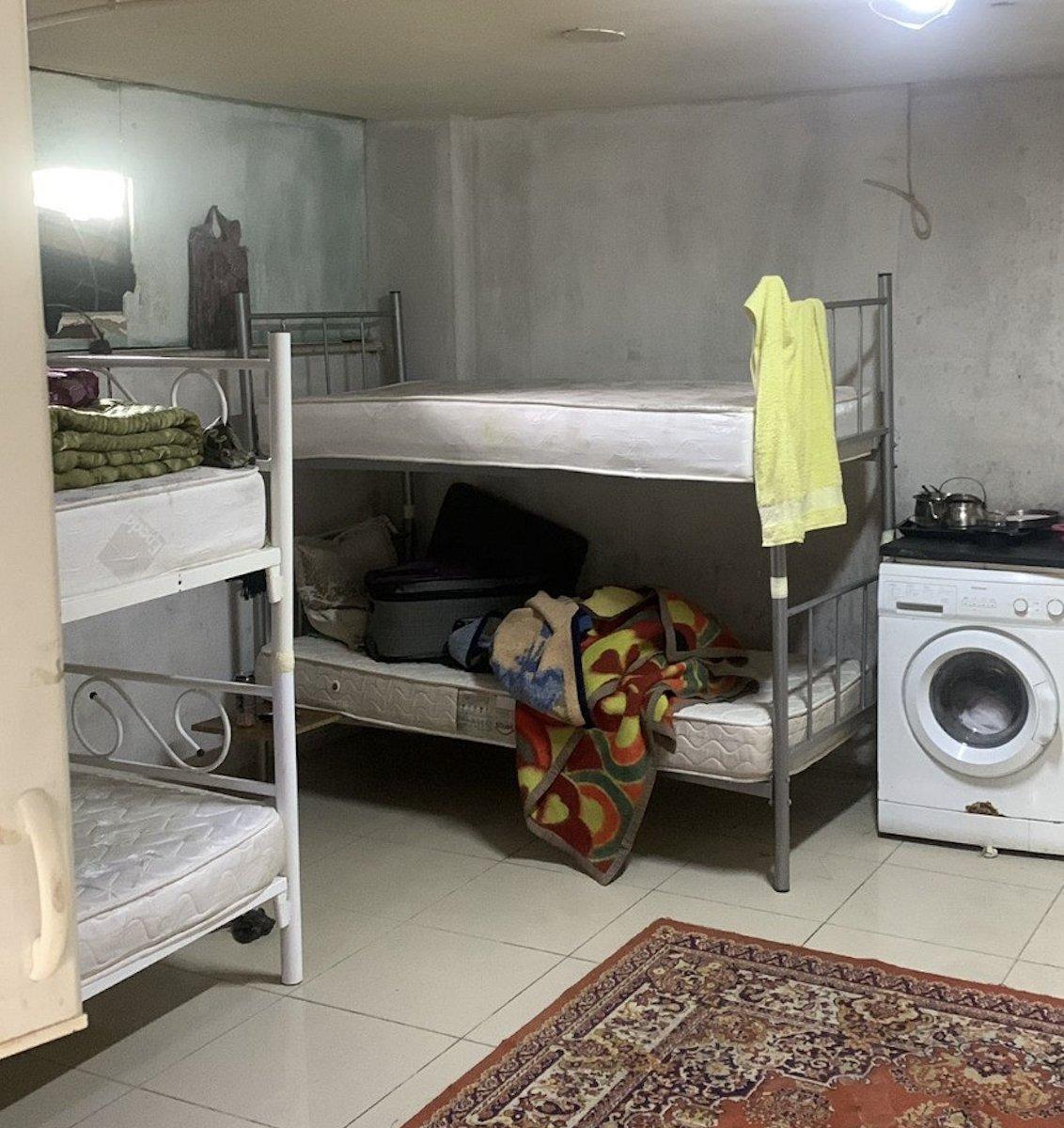 Tuzla'da kuaför görünümlü göçmen evine baskın