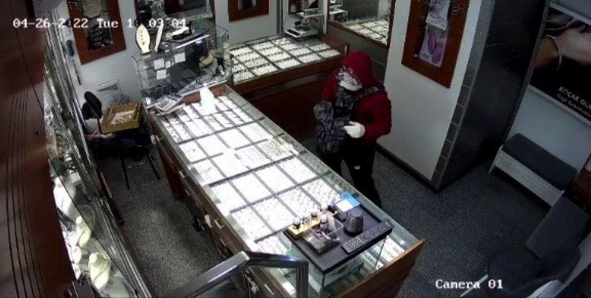 Tuzla'da soyulan kuyumcunun çalışanı silahla vuruldu