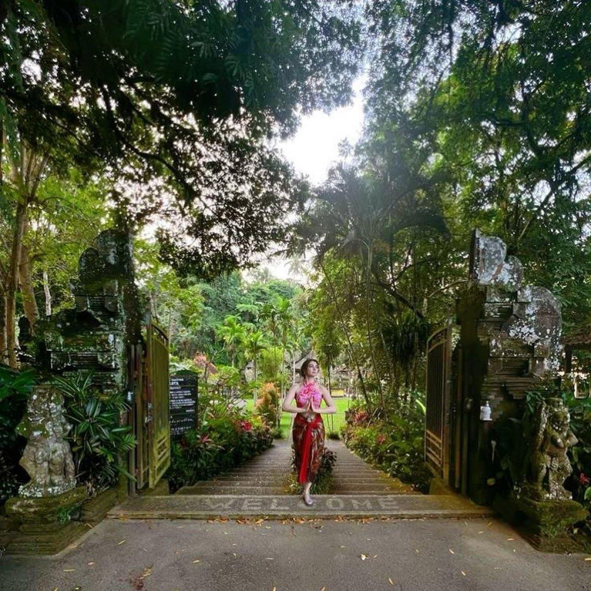 Burcu Özberk’ten yılanlı paylaşım