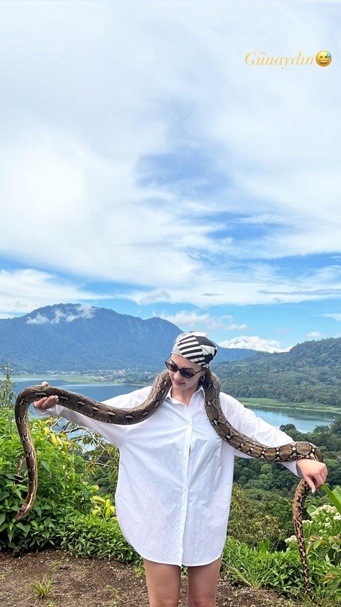 Burcu Özberk’ten yılanlı paylaşım