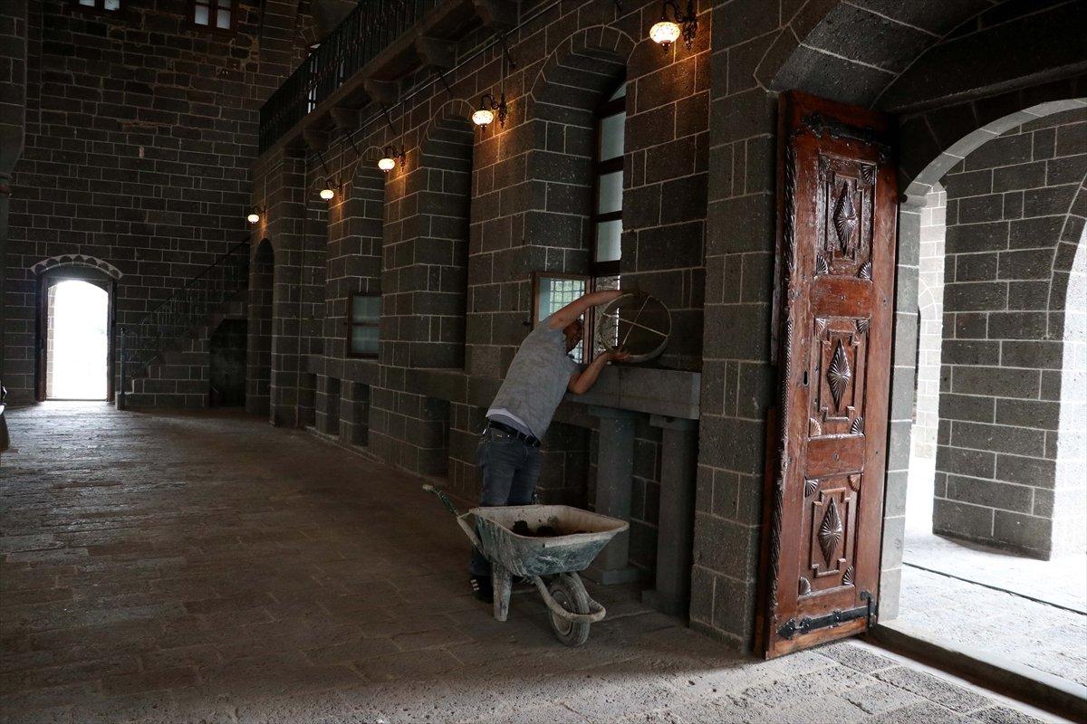 Diyarbakır'da PKK'nın zarar verdiği kiliseler onarıldı