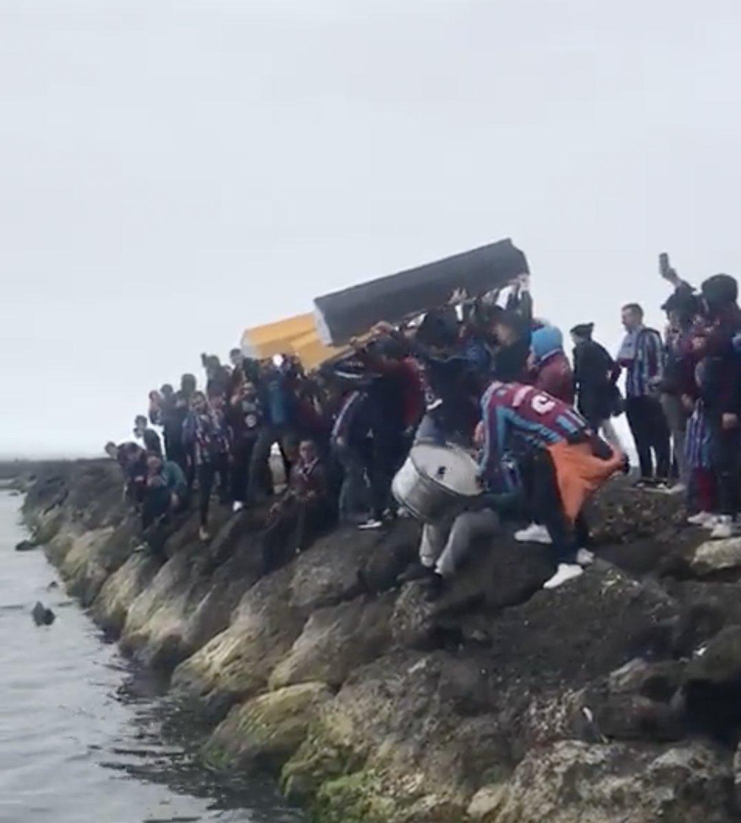 Trabzonsporlu taraftarlar sarı-kırmızılı ve sarı lacivertli tabutları denize attı