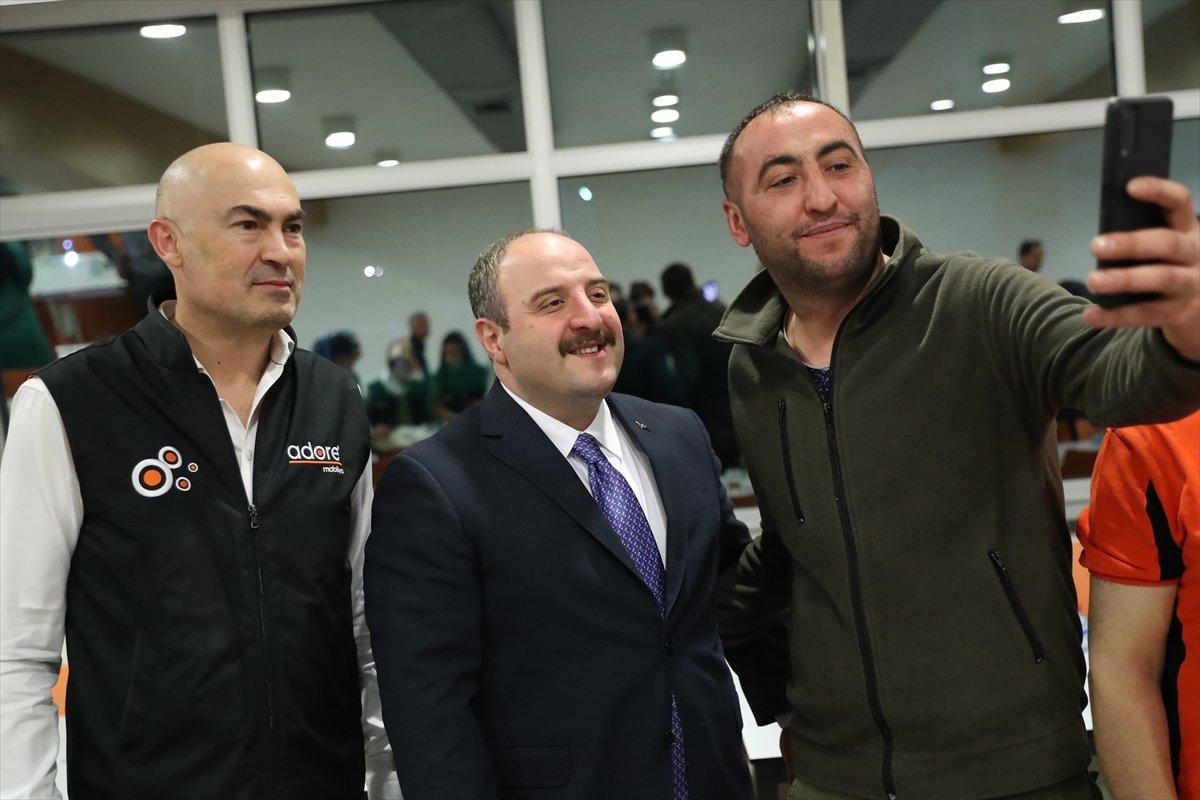 Mustafa Varank, mobilya üretim tesisinde işçilerle iftar yaptı