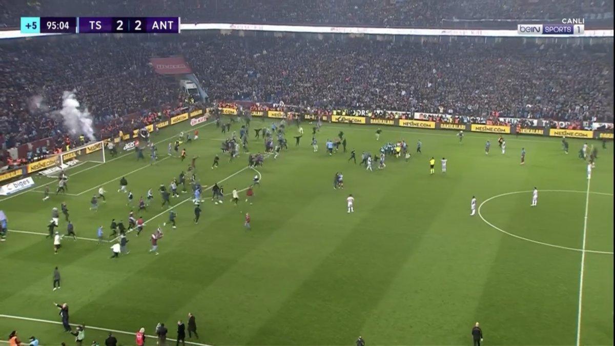 Trabzon'da taraftar maç bitmeden sahaya indi