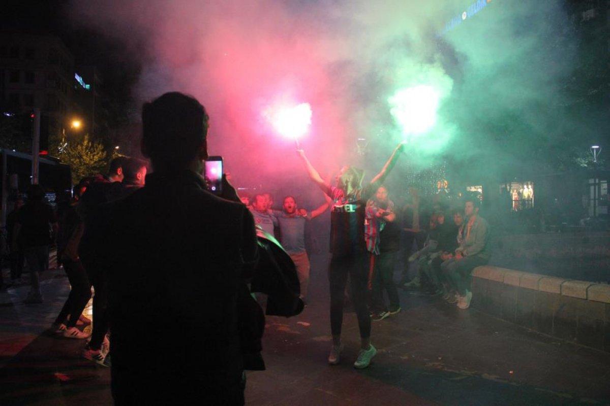 Trabzonspor'un şampiyonluğu Türkiye'nin dört bir yanında coşkuyla kutlandı