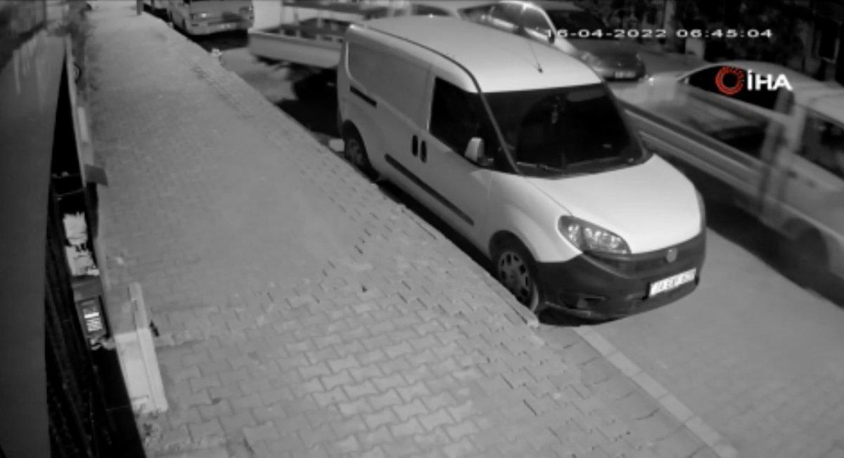 Esenyurt'ta araç çalıp soyguna gittiler