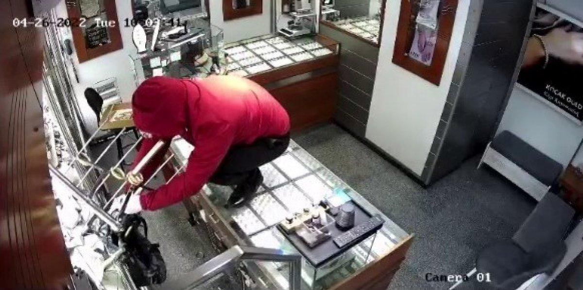 Tuzla'da soyulan kuyumcunun çalışanı silahla vuruldu