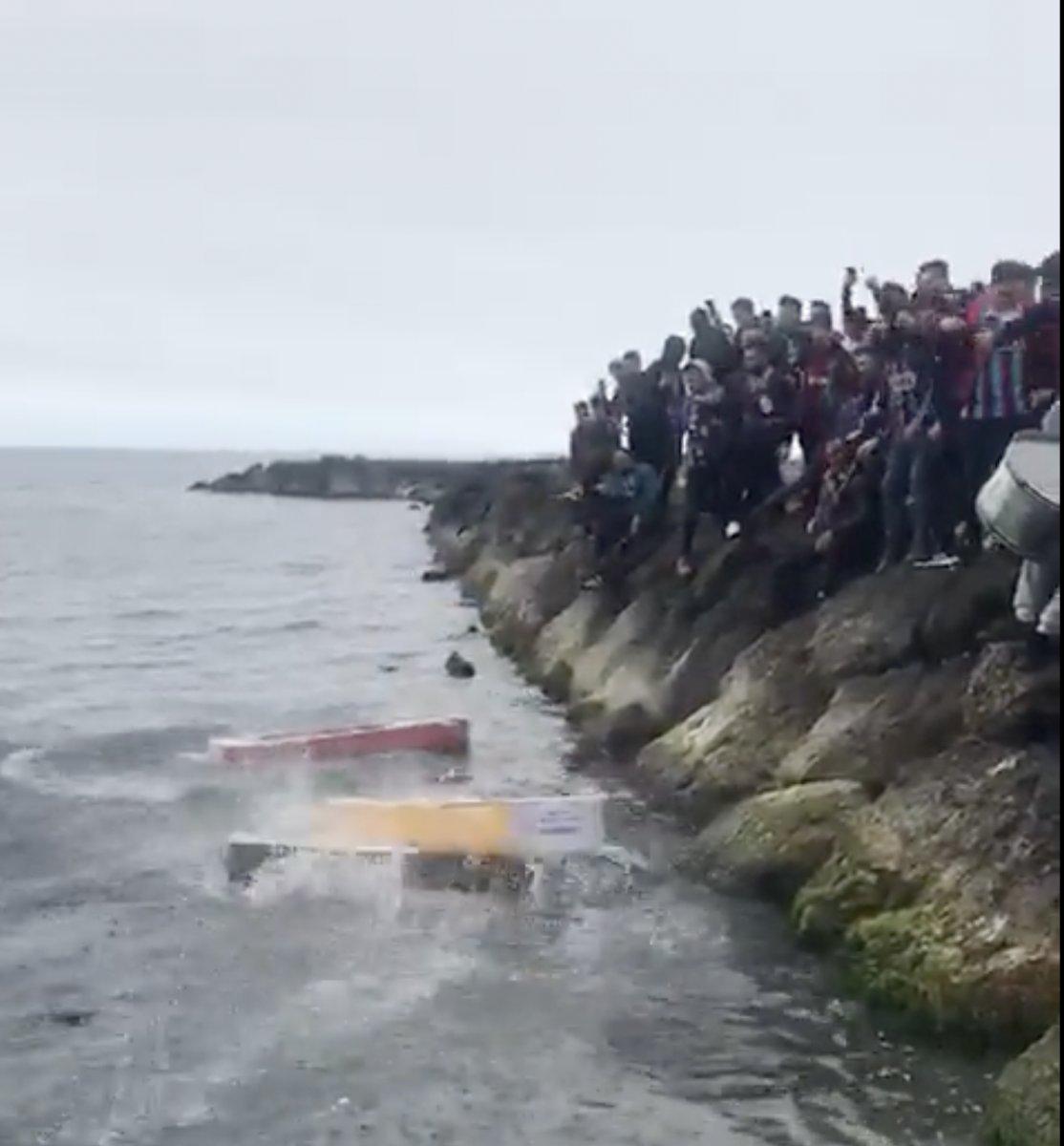 Trabzonsporlu taraftarlar sarı-kırmızılı ve sarı lacivertli tabutları denize attı