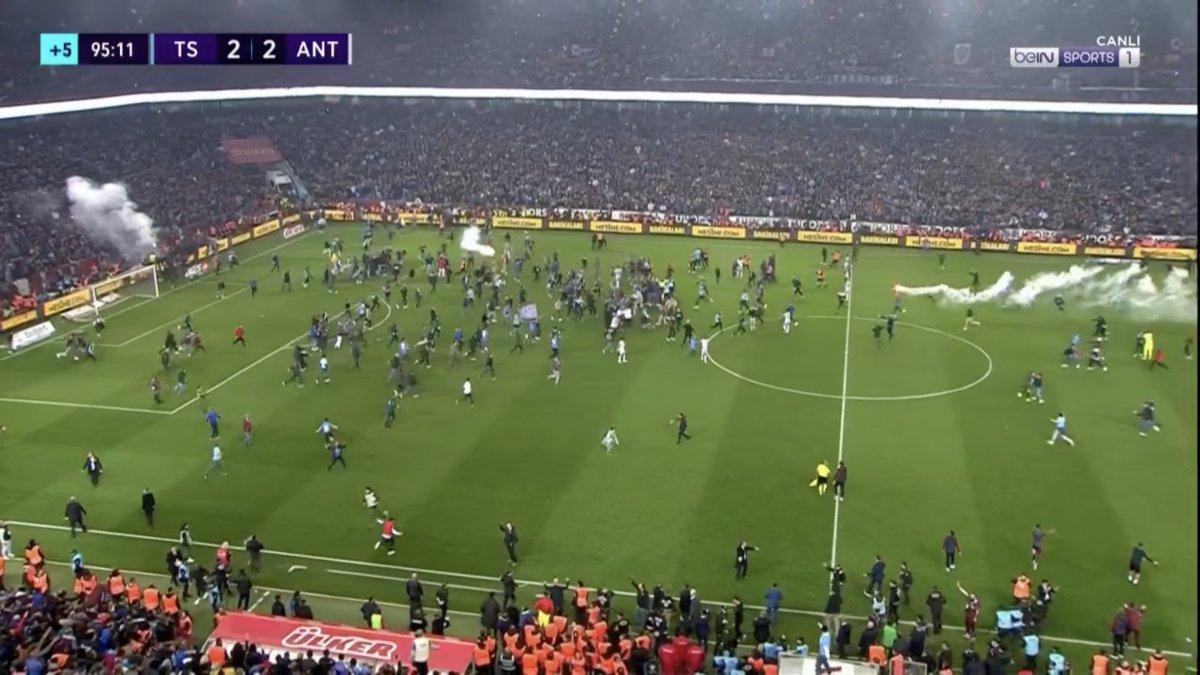 Trabzon'da taraftar maç bitmeden sahaya indi