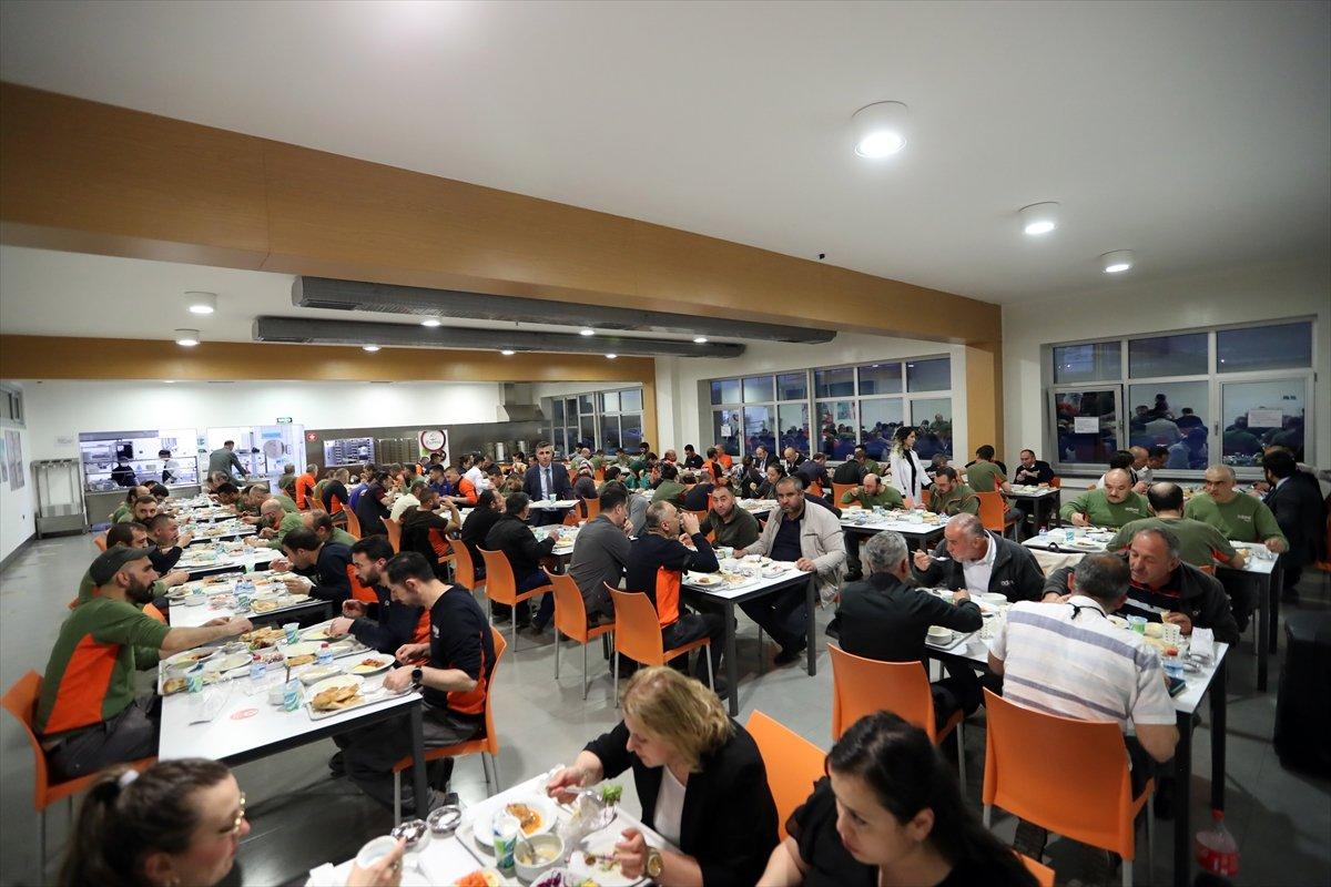 Mustafa Varank, mobilya üretim tesisinde işçilerle iftar yaptı