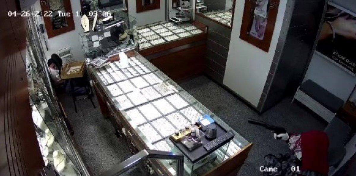 Tuzla'da soyulan kuyumcunun çalışanı silahla vuruldu