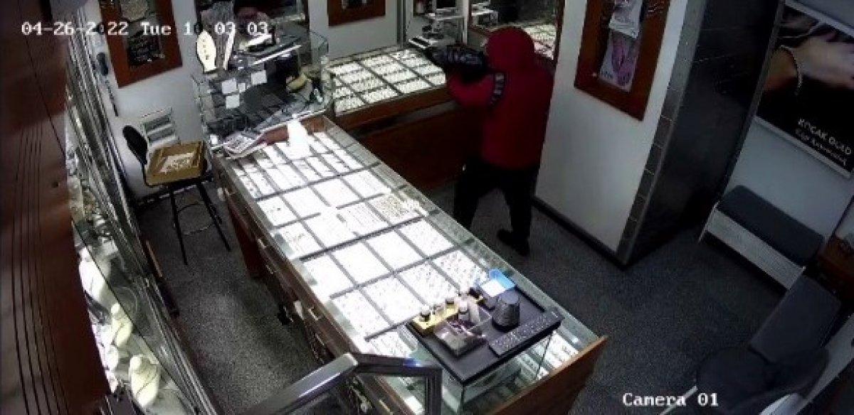 Tuzla'da soyulan kuyumcunun çalışanı silahla vuruldu