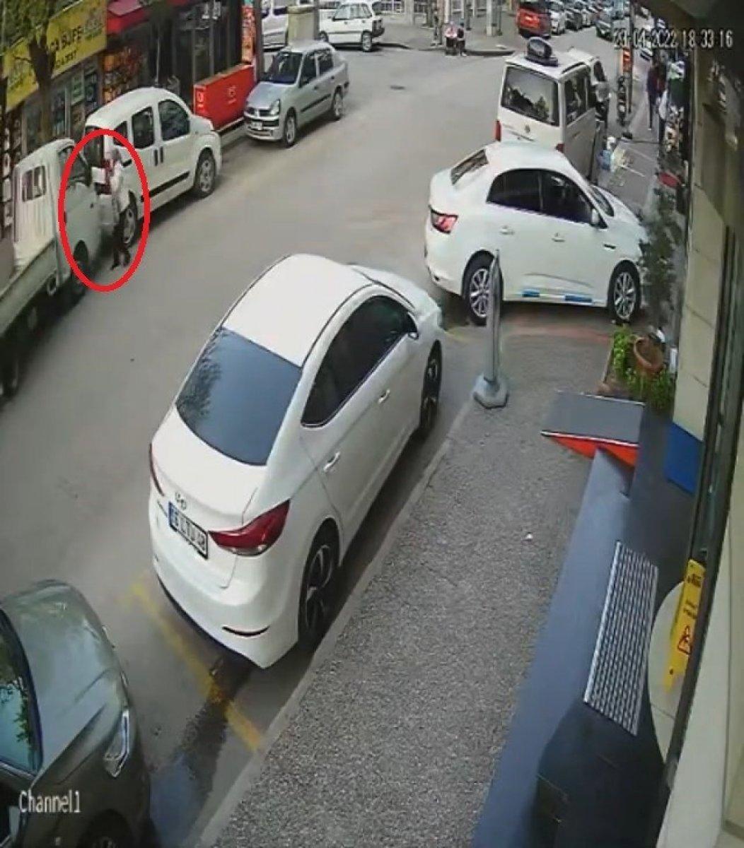 Bursa'da arabasının bagajını açarken kamyonet çarptı