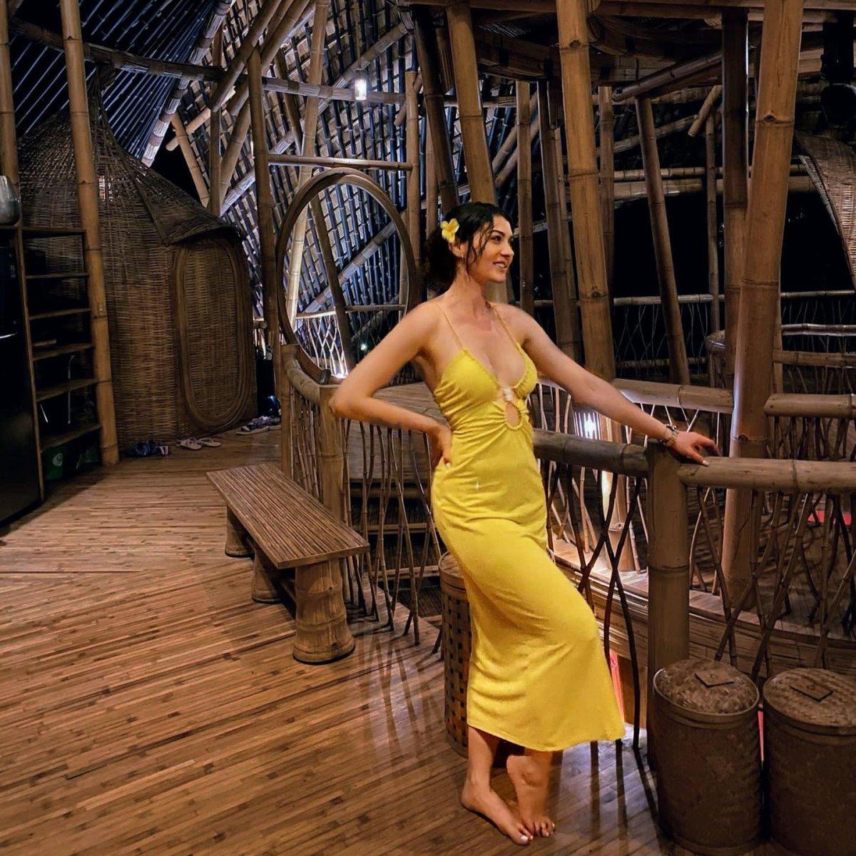 Burcu Özberk’ten yılanlı paylaşım