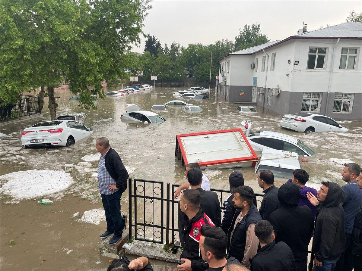 Adıyaman'da sağanak: Araçlar sular altında kaldı