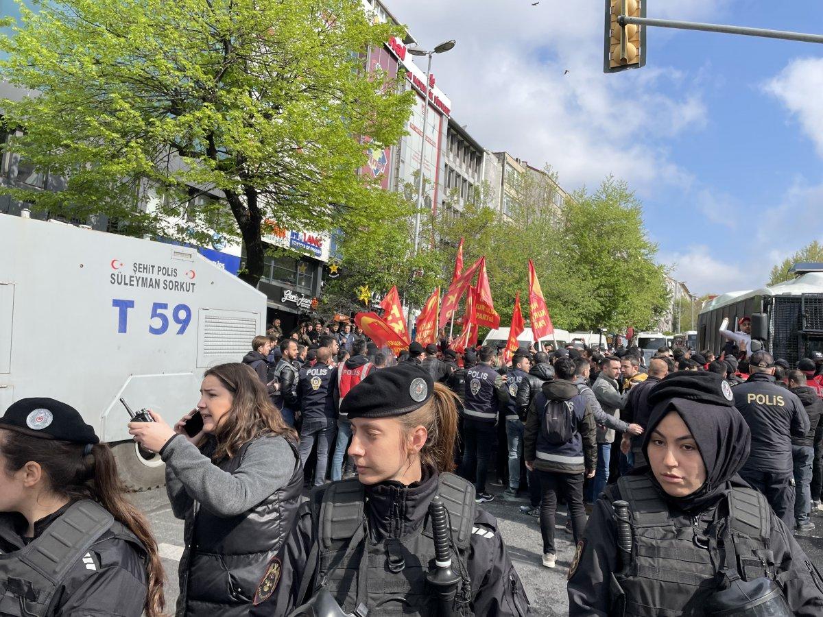 1 Mayıs kutlamalarında Taksim'e yürümek isteyen grupla polis arasında arbede