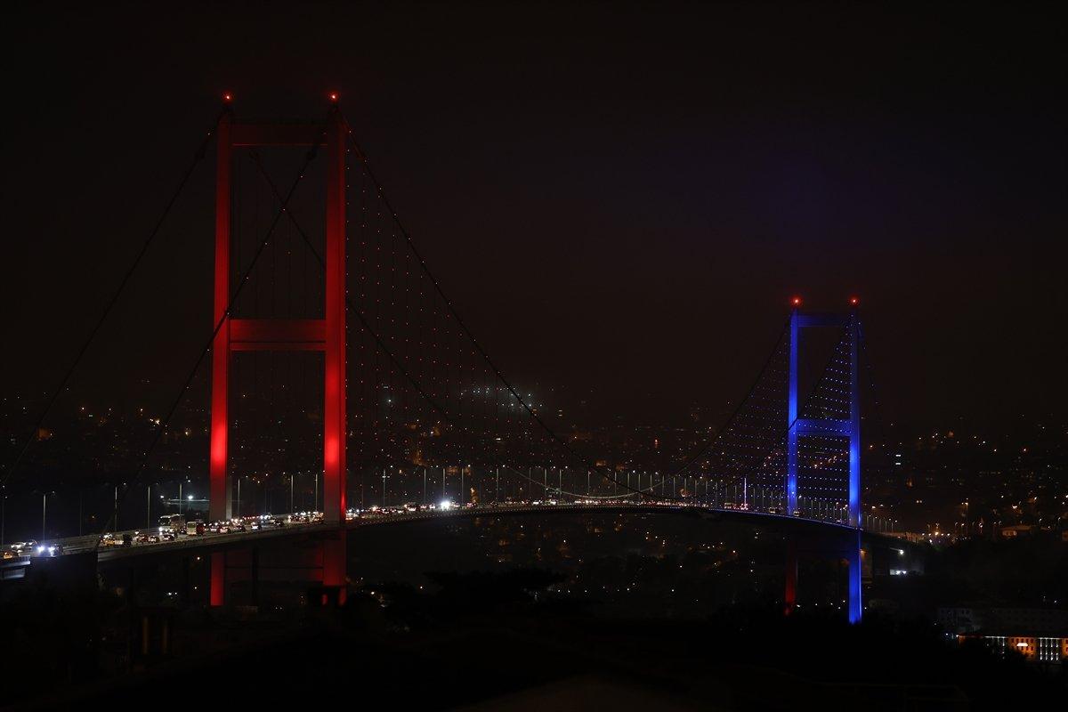 Boğaz, bordo-mavi renklere büründü