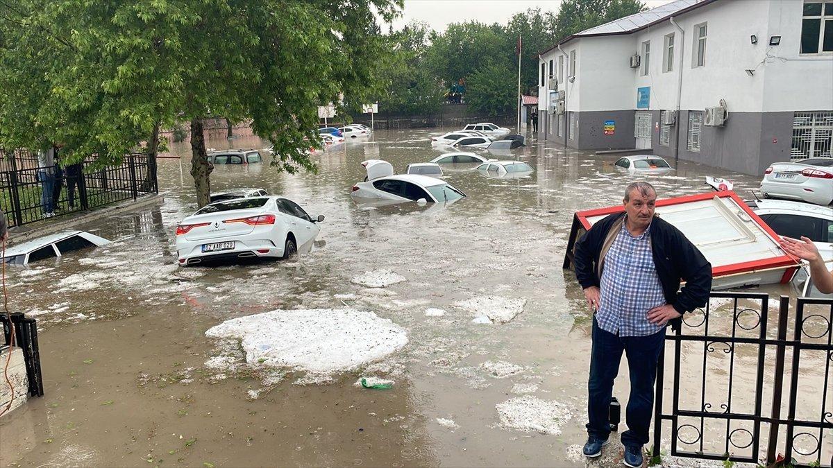Adıyaman'da sağanak: Araçlar sular altında kaldı