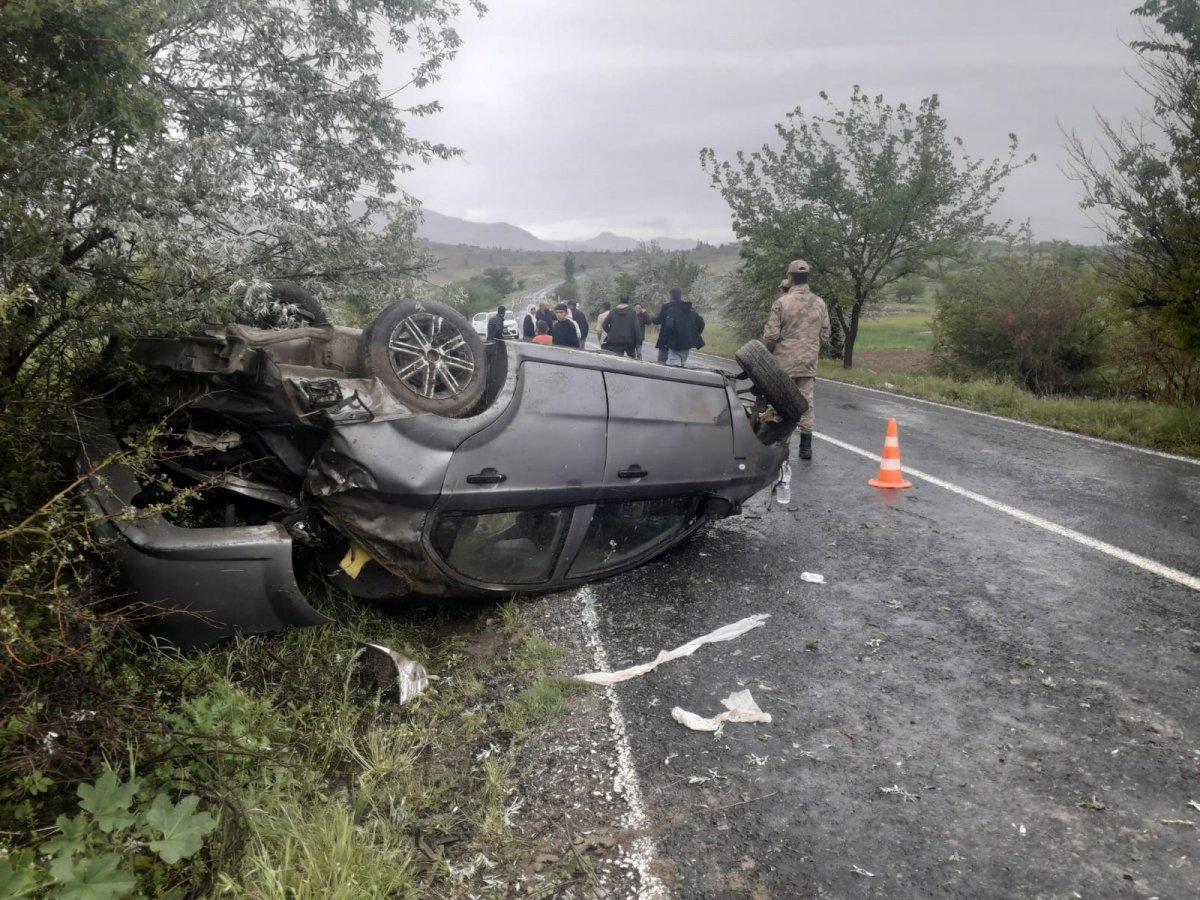 Diyarbakır'da kontrolden çıkan araba tatla attı