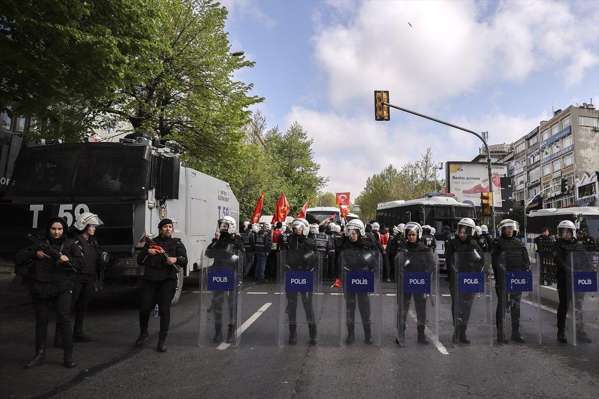 1 Mayıs kutlamalarında Taksim'e yürümek isteyen grupla polis arasında arbede