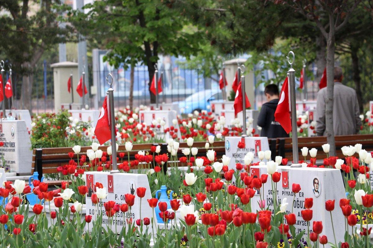 Ramazan Bayramı öncesi şehitlik ziyaretleri