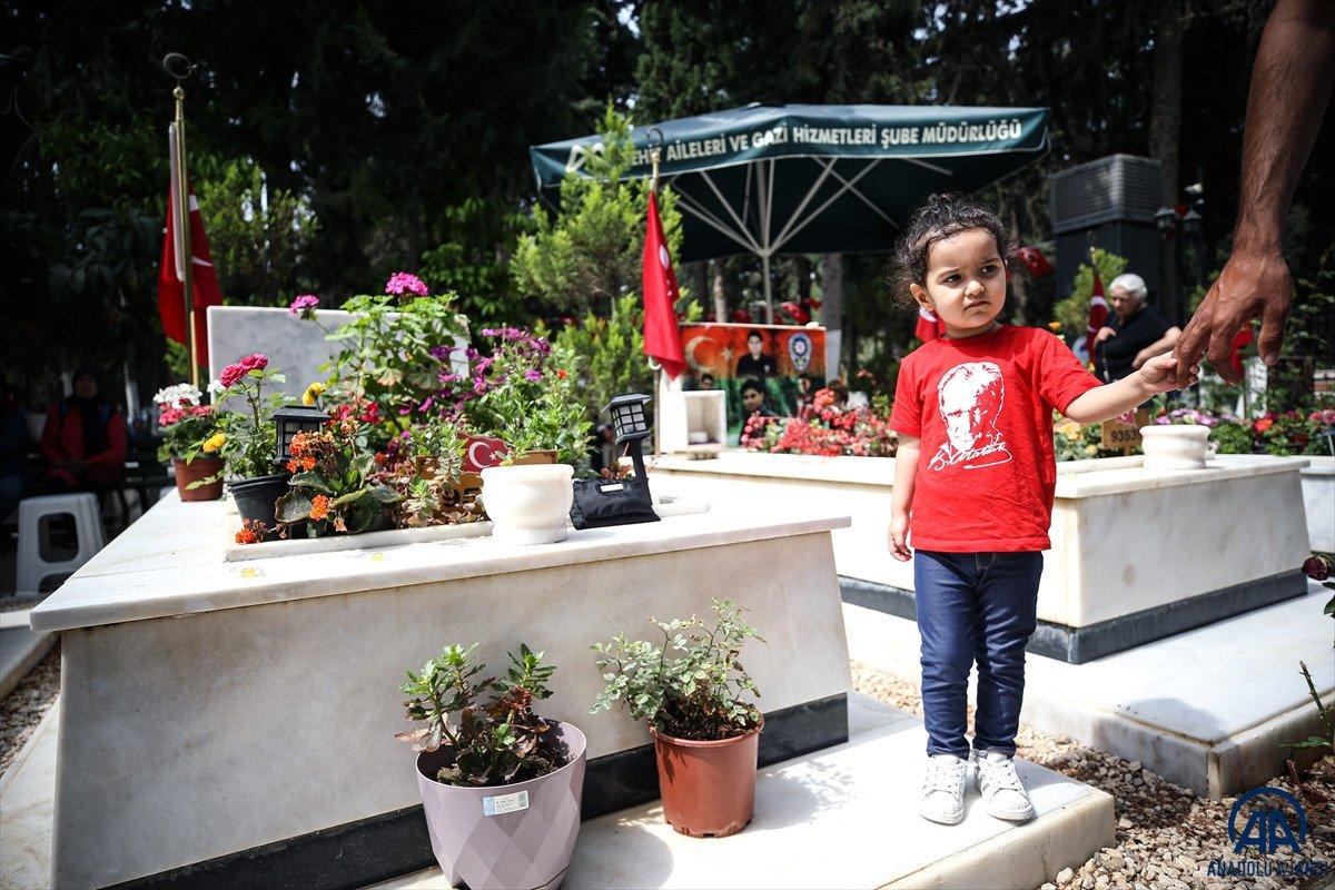 Ramazan Bayramı öncesi şehitlik ziyaretleri