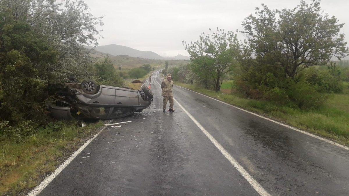 Diyarbakır'da kontrolden çıkan araba tatla attı
