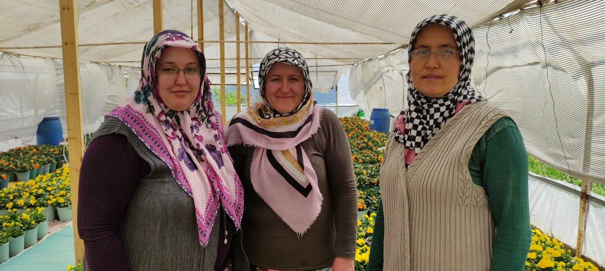 Bursa'da, kadınlar ekmek satarak cami yapımına destek oldu