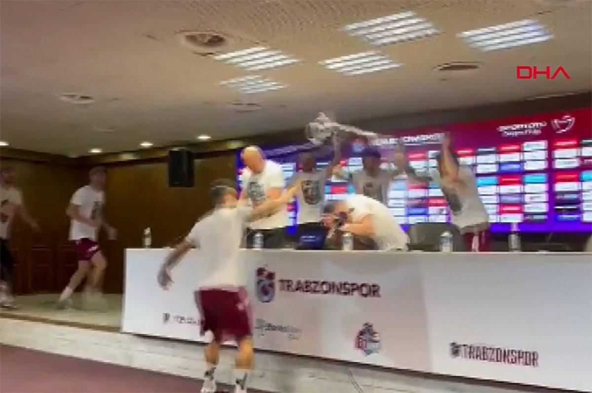 Trabzonsporlu futbolcular, basın toplantısındaki Abdullah Avcı'yı ıslattı