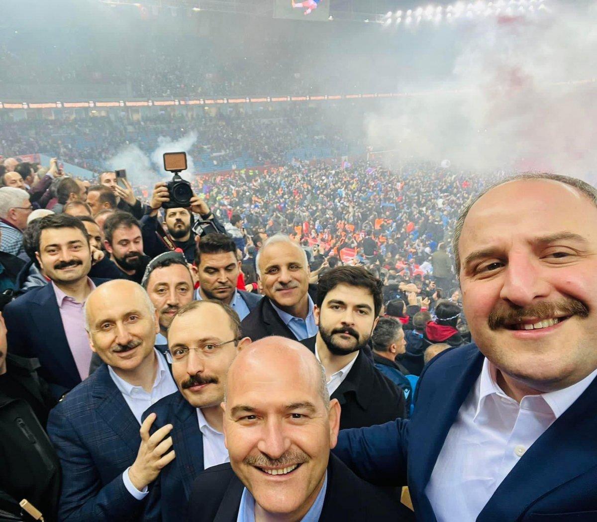 Kabinenin Trabzonlu bakanlarından şampiyonluk selfie'si