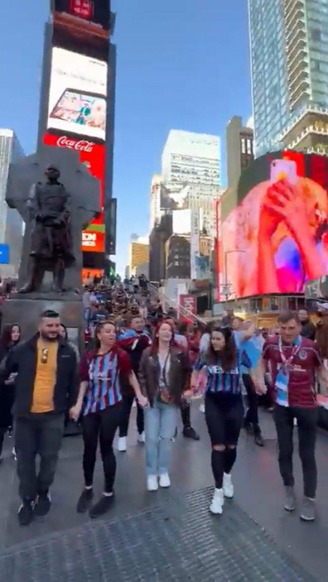 Times Meydanı'nda Trabzonspor taraftarı şampiyonluğu kutladı