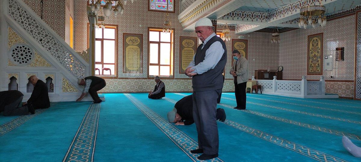 Bursa'da, kadınlar ekmek satarak cami yapımına destek oldu