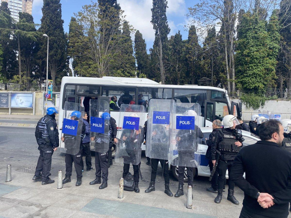 1 Mayıs kutlamalarında Taksim'e yürümek isteyen grupla polis arasında arbede