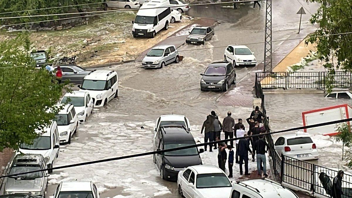 Adıyaman'da sağanak: Araçlar sular altında kaldı