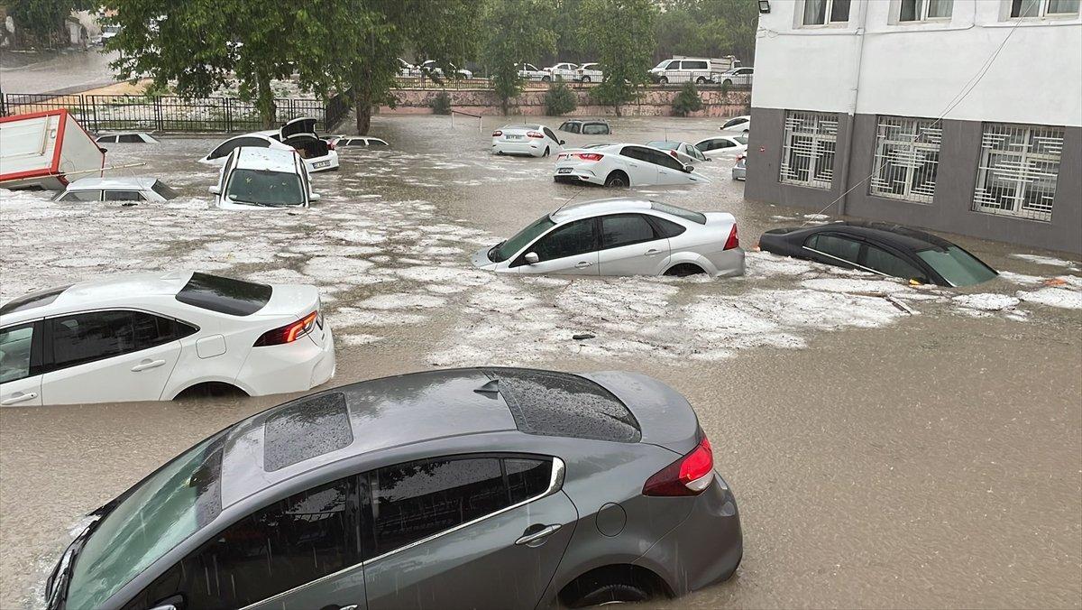 Adıyaman'da sağanak: Araçlar sular altında kaldı