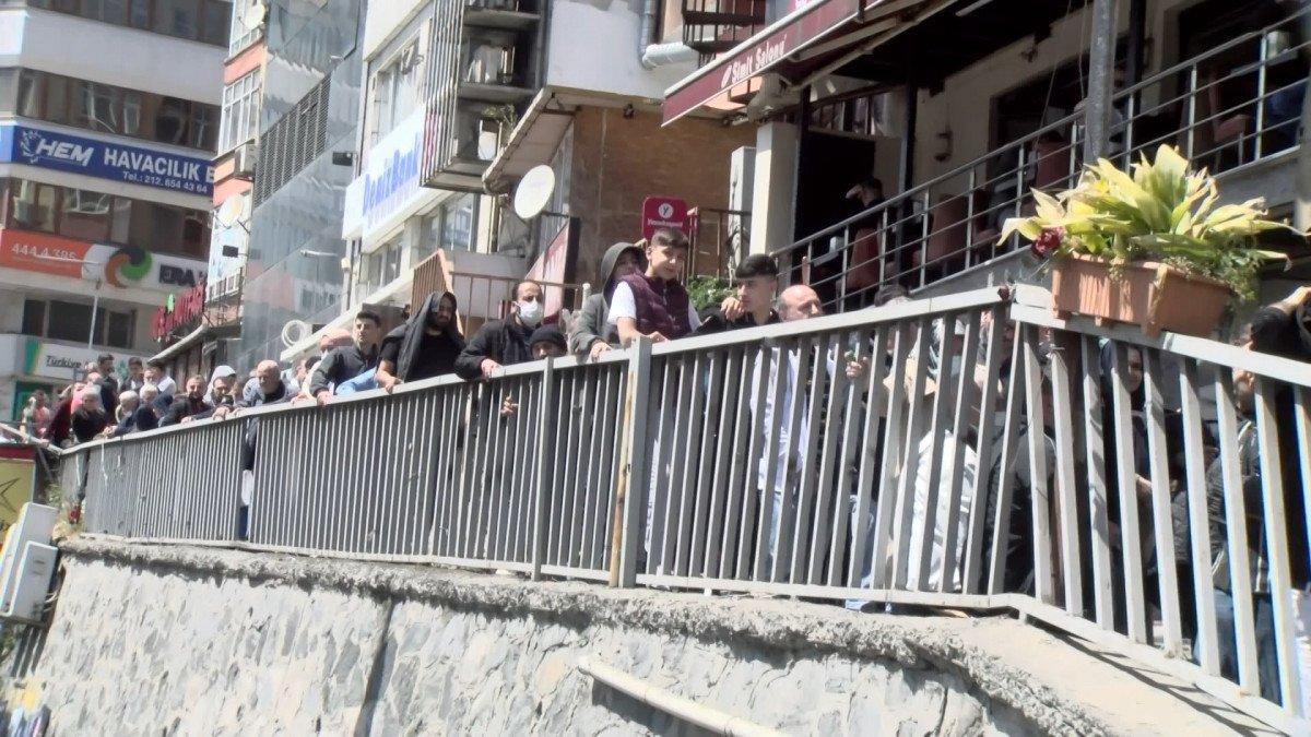 Şirinevler'de ucuz baklava kuyruğu