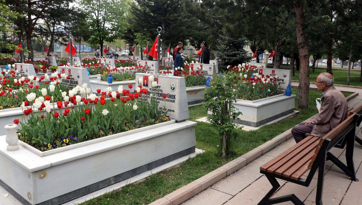 Ramazan Bayramı öncesi şehitlik ziyaretleri