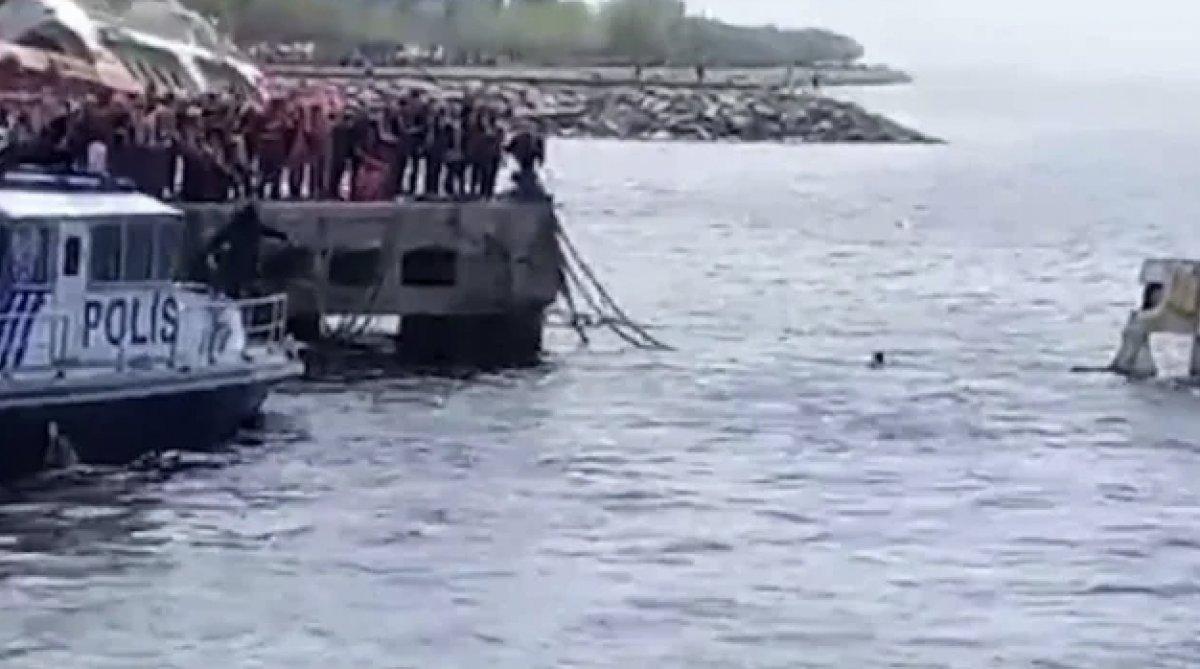 CHP Adalar İlçe Başkanı Ali Ercan Akpolat denize atladı