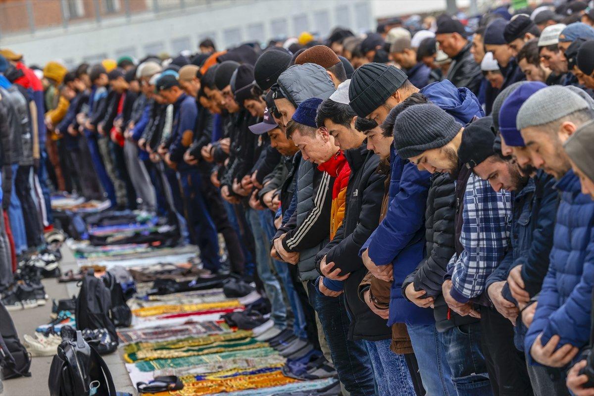 Rusya'da bayram namazında cemaat sokaklara taştı