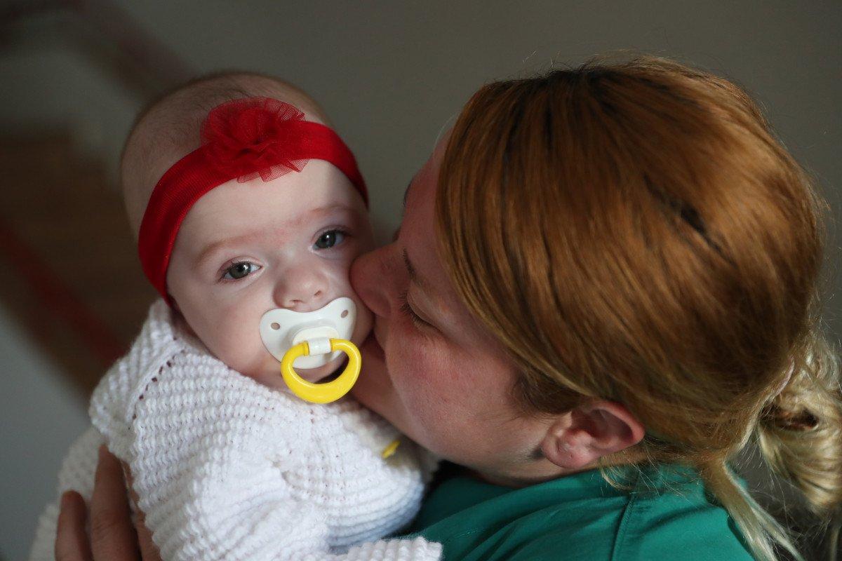 Tıp literatürüne giren anne, bebeğini ve kendisini hayata bağlayan doktorlarını ziyaret etti