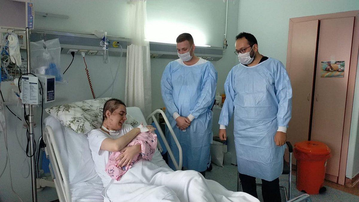 Tıp literatürüne giren anne, bebeğini ve kendisini hayata bağlayan doktorlarını ziyaret etti